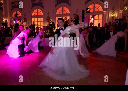 Amburgo, Germania. 25th Gen 2020. I debutantes danzano al 71st Hamburg Press Ball dell'Hotel 'Atlantic'. Credito: Georg Wendt/Dpa/Alamy Live News Foto Stock
