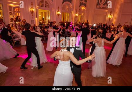 Amburgo, Germania. 25th Gen 2020. I debutantes danzano al 71st Hamburg Press Ball dell'Hotel 'Atlantic'. Credito: Georg Wendt/Dpa/Alamy Live News Foto Stock