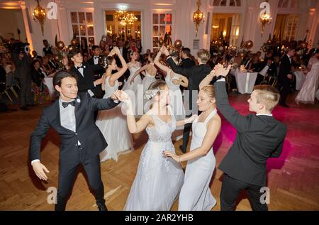 Amburgo, Germania. 25th Gen 2020. I debutantes danzano al 71st Hamburg Press Ball dell'Hotel 'Atlantic'. Credito: Georg Wendt/Dpa/Alamy Live News Foto Stock