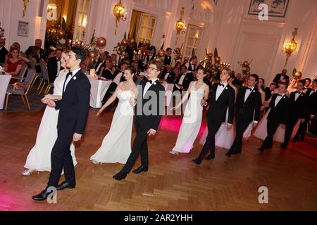 Amburgo, Germania. 25th Gen 2020. I debutantes danzano al 71st Hamburg Press Ball dell'Hotel 'Atlantic'. Credito: Georg Wendt/Dpa/Alamy Live News Foto Stock