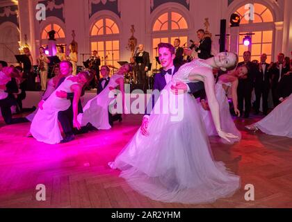 Amburgo, Germania. 25th Gen 2020. I debutantes danzano al 71st Hamburg Press Ball dell'Hotel 'Atlantic'. Credito: Georg Wendt/Dpa/Alamy Live News Foto Stock