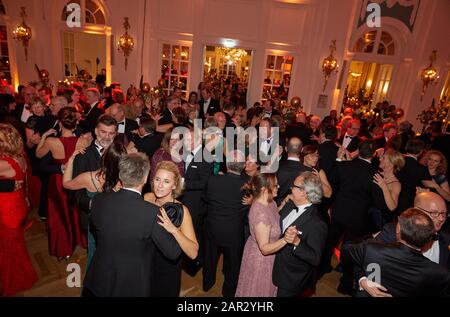 Amburgo, Germania. 25th Gen 2020. I partecipanti ballano al 71st Hamburg Press Ball presso l'Hotel 'Atlantic'. Credito: Georg Wendt/Dpa/Alamy Live News Foto Stock