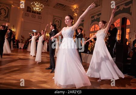 Amburgo, Germania. 25th Gen 2020. I debutantes danzano al 71st Hamburg Press Ball dell'Hotel 'Atlantic'. Credito: Georg Wendt/Dpa/Alamy Live News Foto Stock