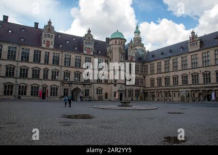 Cortile interno al Castello di Kronborg Helsingør, Danimarca. Immortalato come Elsinore nel gioco di William Shakespeare Hamlet. Foto Stock