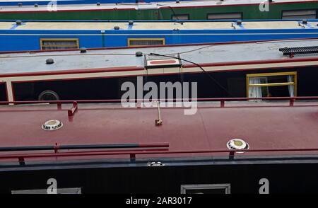 Tetti di barche residenziali di canale ormeggiate nel porto turistico Limehouse Basin, Londra, Regno Unito Foto Stock