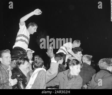 Europa Cup 1. Feyenoord contro Reims 1-1. Van der Gijp op de shoulder Data: 13 marzo 1963 Località: Rotterdam, Zuid-Holland Parole Chiave: Spalle, sport, calciatori Nome istituzione: Feyenoord Foto Stock