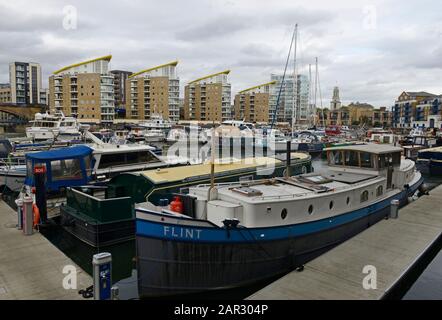 Molte barche residenziali sul canale ormeggiate nel porto turistico Limehouse Basin, nella parte orientale di Londra, Londra, Regno Unito Foto Stock