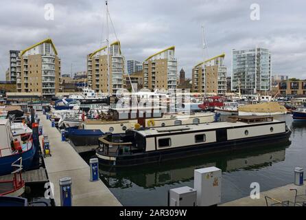 Molte barche residenziali sul canale ormeggiate nel porto turistico Limehouse Basin, nella parte orientale di Londra, Londra, Regno Unito Foto Stock