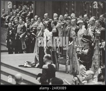 Inaugurazione Della Regina Juliana. Giuramento o promessa o costituzione Data: 6 settembre 1948 luogo: Amsterdam, Noord-Holland Parole Chiave: Inaugurazioni, chiese, regine, casa reale, principi Nome personale: Bernhard, principe, Juliana, Regina Foto Stock