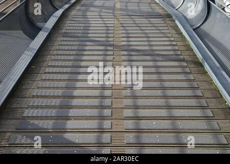 Moderno ponte pedonale con doghe in legno a Limehouse Basin, nella parte orientale di Londra, Regno Unito Foto Stock