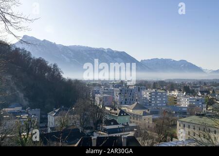 Strato di coperte di smog sopra il Salisburgo, l'Austria, l'Europa. Con cime Alpi sullo sfondo. Foto Stock