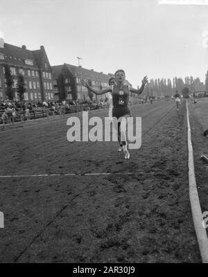 NH Athletics Championships a Sintelbaan ad Amsterdam. Gli ostacoli 80m delle Signore. H. van Doorn (Blauw-Wit) 800m lady Data: 4 agosto 1963 Località: Amsterdam, Noord-Holland Parole Chiave: Atletica, ostacoli, campionati Nome personale: H. van Doorn Institutionname: Sintelbaan Foto Stock