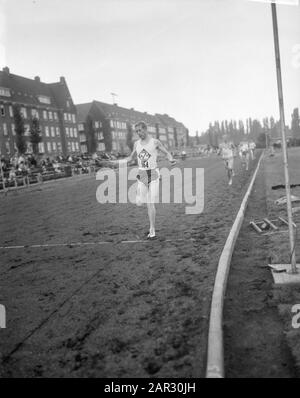 NH Athletics Championships a Sintelbaan ad Amsterdam. Gli ostacoli 80m delle Signore. Konings (Zaanland) 800m Data: 4 Agosto 1963 Luogo: Amsterdam, Noord-Holland Parole Chiave: Atletica, Ostacoli, Campionati Nome Dell'Istituzione: Sintelbaan Foto Stock
