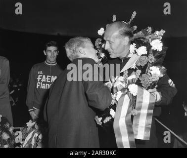 Campionati Mondiali Di Ciclismo Revanches Nello Stadio Olimpico. Pubblico Jan Derksen. Figlio di Toon Hermans gli ha offerto il wreath Data: 12 agosto 1963 luogo: Amsterdam, Noord-Holland Parole Chiave: Tributi, sport, ciclismo Nome personale: Derksen Jan, Hermans Foto Stock