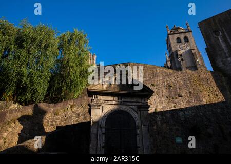 L'Oratorio storico della Cappella di Sao Sebastiao costruito nel XVIII secolo e una delle torri della Cattedrale di Porto Foto Stock