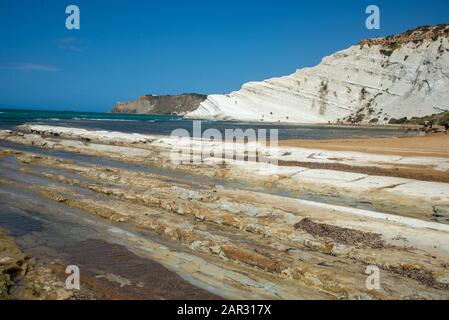 Famosa Scala del Turci, bianche scogliere di arenaria nei pressi di Agrigento in Sicilia Foto Stock