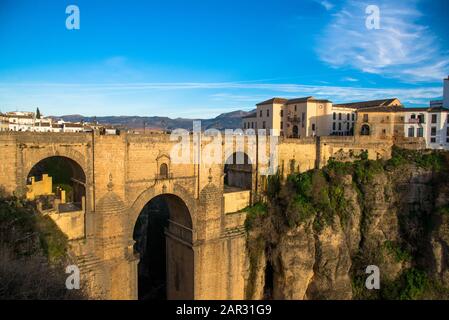 Vista sul vecchio ponte di pietra a Rondo, attraversando la gola del Tajo in Spagna Foto Stock
