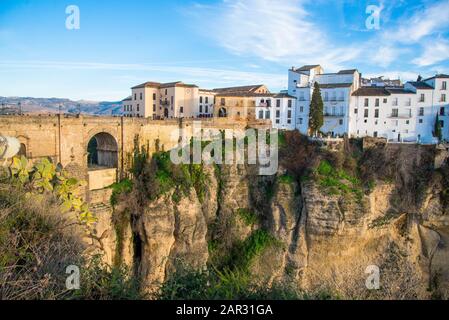 Vista sul vecchio ponte di pietra a Rondo, attraversando la gola del Tajo in Spagna Foto Stock