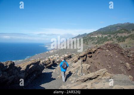 A piedi turistico dal villaggio Tenequia a la Palma, isola delle Canarie, Spagna Foto Stock