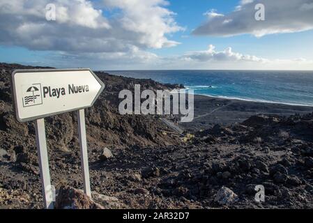 Spiaggia di sabbia nera a Tazacorte, isola delle Canarie, Spagna Foto Stock