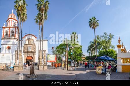 San Pedro Tlaquepaque, Jalisco, Messico - 23 novembre 2019: Una statua di Juan Pable II, di fronte alla parrocchia di San Pietro Apostolo, accanto Ai Hid Foto Stock