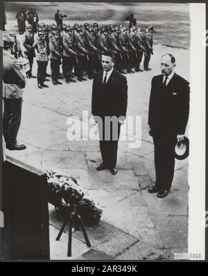Wreaths, memoriali, vittime di guerra, ministri, Lun, J.A.M.H., Marijnen, Victor, B.R.D. Data: 1 ottobre 1964 luogo: B.R.D., Bonn, Germania Parole Chiave: Memorie, wreaths, ministri, vittime di guerra Nome personale: LUN, J.A.M.H., Lun, Joseph, Marijnen, Victor Foto Stock