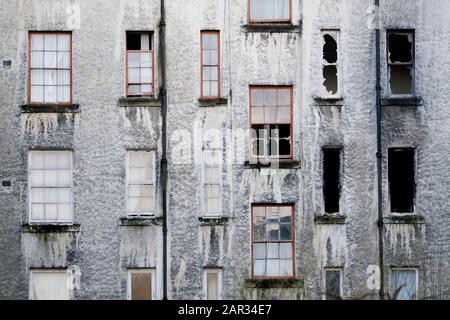 Deragliato abbandonato council House in crisi edilizia povera ghetto estate slum a Port Glasgow uk Foto Stock