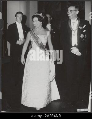 Ricevute, principesse, abbigliamento di gala, Hall, Gijs van, Margaret princess of England, Snowden Lord Data: 14 maggio 1965 Località: Amsterdam, Noord-Holland Parole Chiave: Abbigliamento di gala, ricevute, principesse Nome personale: Hall, Gijs van, Margaret princess of England, Snowden Lord Foto Stock