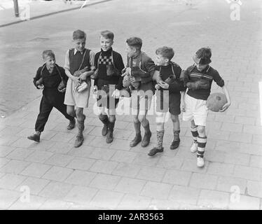 Scuola di calcio ragazzi su terreno Data: 7 aprile 1950 Parole Chiave: Ragazzi, scuola di calcio, sport, terreni Foto Stock