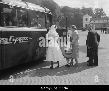Queen Juliana riceve antichi giorni al palazzo Soestdijk Data: 13 settembre 1954 luogo: Baarn, Utrecht (provincia) Parole Chiave: Bus, regine, anziani, infermieri Nome personale: Juliana (queen Netherlands) Foto Stock