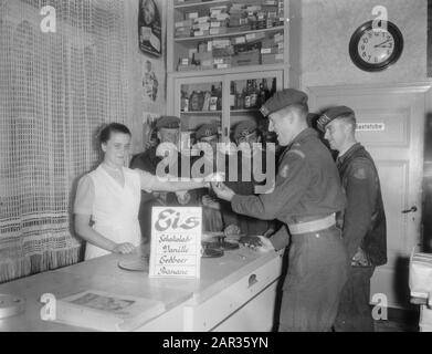 Manovre dell'esercito in Germania occidentale, soldati in azione Data: 22 Settembre 1954 luogo: Germania Parole Chiave: Manovre dell'esercito, Soldati Foto Stock