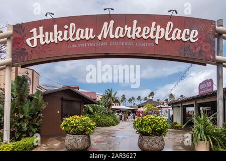 Laie, Oahu, Hawaii, Stati Uniti. - 09 Gennaio 2020: Centro Culturale Polinesiano. Cartello di benvenuto all'ingresso del mercato di Hukilau sotto il paesaggio blu. One-st Foto Stock