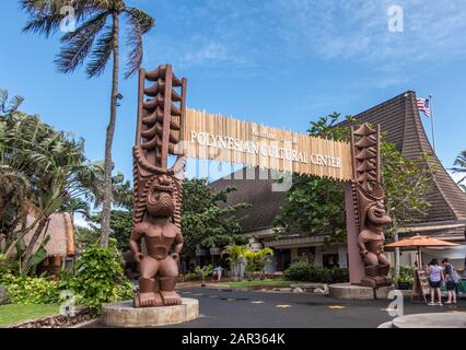 Laie, Oahu, Hawaii, Stati Uniti. - 09 Gennaio 2020: Centro Culturale Polinesiano. Porta monumentale nel parco con statue aboriginali giganti marroni. Persone e. Foto Stock