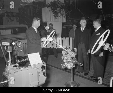 Il Ministro Algara ha aperto la mostra di 343 auto in RAI Amsterdam Data: 3 Febbraio 1955 Località: Amsterdam, Noord-Holland Nome personale: Algera, Jacob Foto Stock