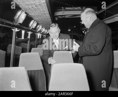 Il Ministro Algara ha aperto la mostra di 343 auto aziendali in RAI Amsterdam, con sindaco nel municipio Data: 3 febbraio 1955 Località: Amsterdam, Noord-Holland Parole Chiave: STADHOUS, sindaci Nome personale: Algera, Jacob Foto Stock