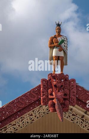 Laie, Oahu, Hawaii, Stati Uniti. - 09 Gennaio 2020: Centro Culturale Polinesiano. Closeup di statua guerriero in cima alla Grand Hall con cornice marrone del nuovo Foto Stock