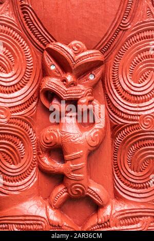 Laie, Oahu, Hawaii, Stati Uniti. - 09 Gennaio 2020: Centro Culturale Polinesiano. Primo piano di dettaglio di scultura in legno rosso che mostra una piccola figura spaventosa a New Z Foto Stock