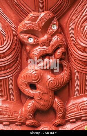 Laie, Oahu, Hawaii, Stati Uniti. - 09 Gennaio 2020: Centro Culturale Polinesiano. Primo piano di dettaglio di scultura in legno rosso che mostra una piccola figura spaventosa a New Z Foto Stock