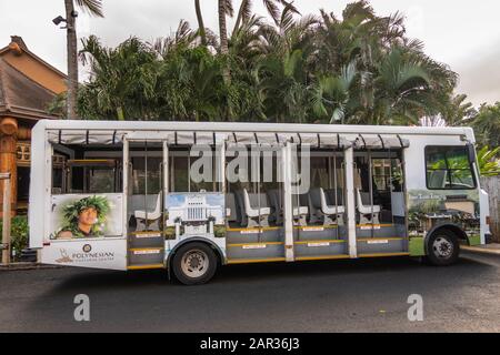 Laie, Oahu, Hawaii, Stati Uniti. - 09 Gennaio 2020: Centro Culturale Polinesiano. Autobus pubblico bianco aperto utilizzato all'interno del parco con foto di giovani maschi Foto Stock