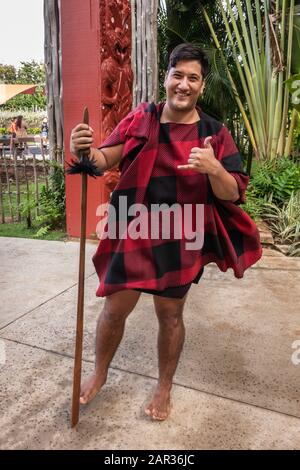 Laie, Oahu, Hawaii, Stati Uniti. - 09 Gennaio 2020: Centro Culturale Polinesiano. Primo piano del giovane guerriero maschio Maori che mostra il segno Shaka. Nero e rosso gar Foto Stock