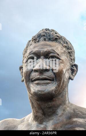 Laie, Oahu, Hawaii, Stati Uniti. - 09 Gennaio 2020: Centro Culturale Polinesiano. Primo piano della statua di bronzo del volto di Hamana Kalili contro il blu chiaro nudsca Foto Stock