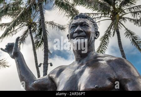 Laie, Oahu, Hawaii, Stati Uniti. - 09 Gennaio 2020: Centro Culturale Polinesiano. Primo piano della statua di bronzo del petto di Hamana Kalili che mostra segno Shaka contro Foto Stock