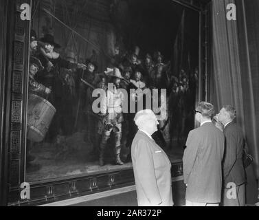 L'ex presidente Truman visita la mostra di Rembrandt al Rijksmuseum Data: 16 giugno 1956 Località: Amsterdam, Noord-Holland Parole Chiave: Visite, musei, presidenti, dipinti, mostre Nome personale: Truman, Harry Foto Stock