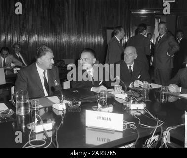 Consiglio dei ministri CEE riunito a Bruxelles, delegazione Italia Data: 26 luglio 1965 luogo: Bruxelles, Italia Parole Chiave: Delegazioni, ministri Foto Stock