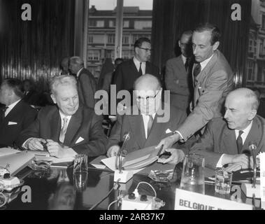 Consiglio dei ministri CEE riunito a Bruxelles, delegazione Belgio Data: 26 luglio 1965 luogo: Belgio, Bruxelles Parole Chiave: Delegazioni, ministri Foto Stock