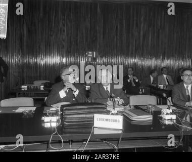 Riunione del Consiglio dei ministri CEE a Bruxelles, delegazione lussemburghese Data: 26 luglio 1965 luogo: Bruxelles, Lussemburgo Parole Chiave: Delegazioni, ministri Foto Stock