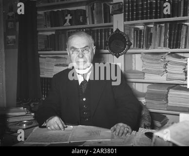 Dr. N.D. van Leeuwen Dutch Reformed Preacher at Holysloot 13 gennaio 70 e 15 gennaio 40 anno anniversario Data: 3 gennaio 1951 Parole Chiave: Ambtsjubilea Nome personale: Dr. N.D. di Lions Foto Stock