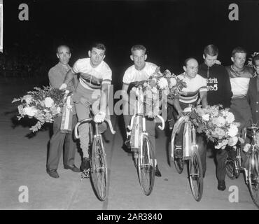 Campioni mondiali di Heige nello Stadio Olimpico, n.d. Beghetto, T. Green e Timoner Data: 16 settembre 1965 Parole Chiave: Campioni del mondo, onori, stadi, ciclismo Personalità: Béghetto, Groen, T. Foto Stock