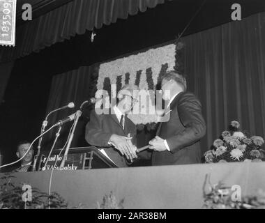 Addio di drs. Dirk Roemers, presidente dell'Associazione olandese dei sindacati Drs. Roemers (r.) Data: 23 ottobre 1965 luogo: Amsterdam, Noord-Holland Parole Chiave: Shake Hands, cerimonie, sindacati, presidenti Nome personale: Roemers, Dirk Institutionname: NVV Foto Stock