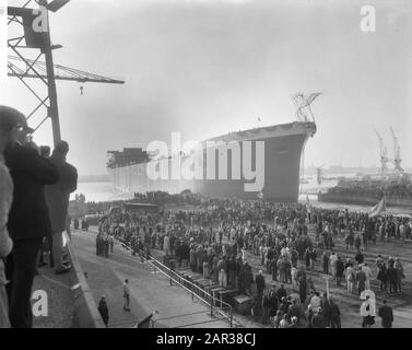 Lancio della motonave Diloma di 63.400 tonnellate al NDSM di Amsterdam (la più grande nave cisterna mai lanciata ad Amsterdam) lancio, navi, cantieri navali, cerimonie Data: 22 ottobre 1965 luogo: Amsterdam, Noord-Holland Parole Chiave: Cerimonie, cantieri navali, navi, lancio Nome istituzione: NDSM Foto Stock